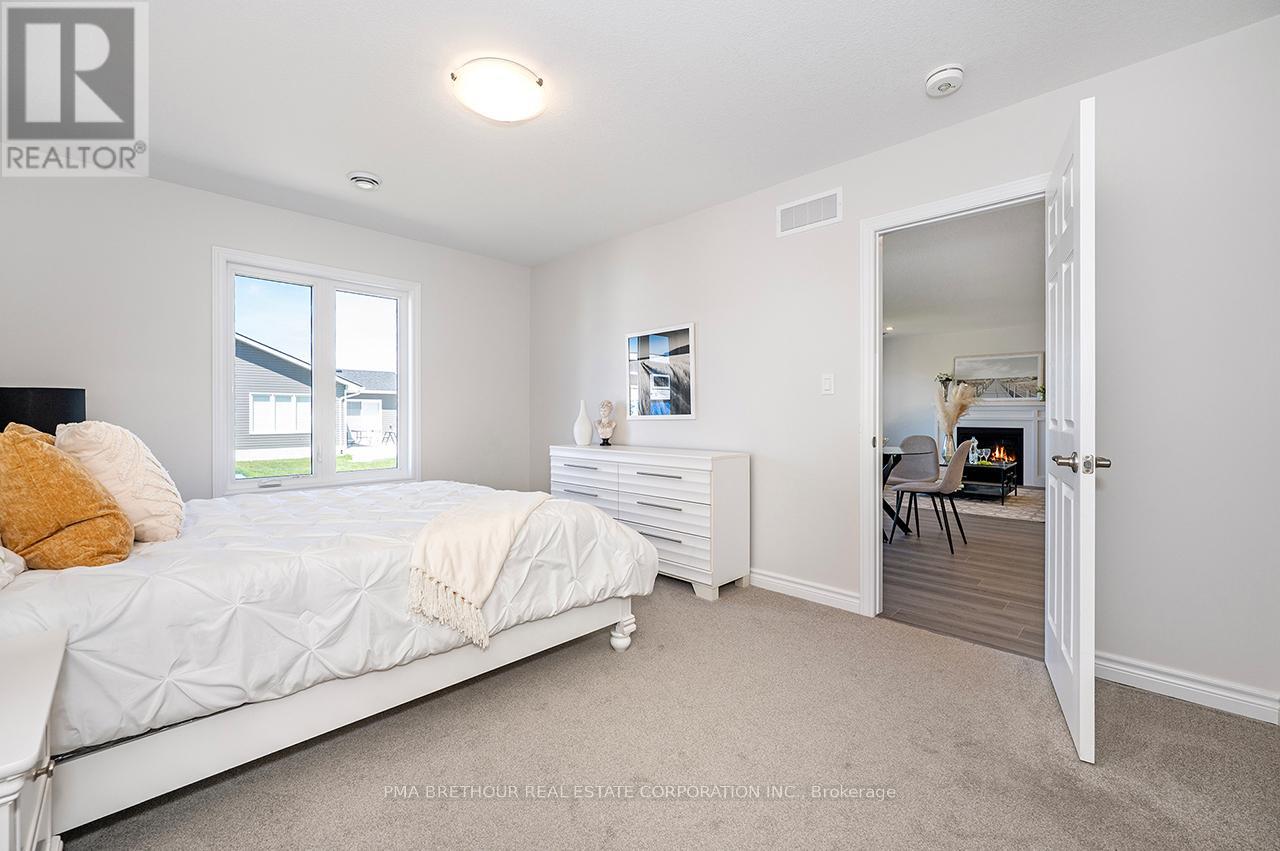 242 LAKE BREEZE DRIVE - 37