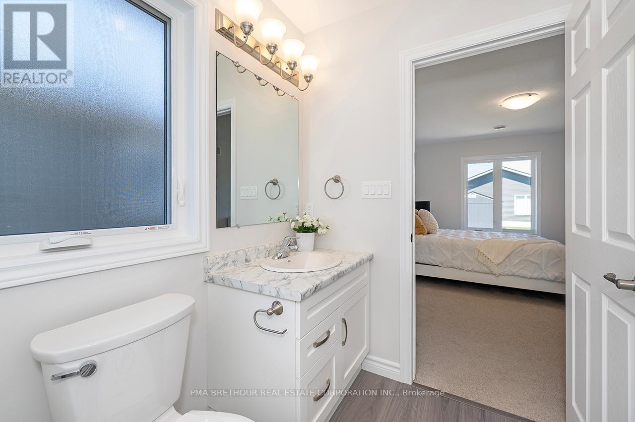 242 LAKE BREEZE DRIVE - 40