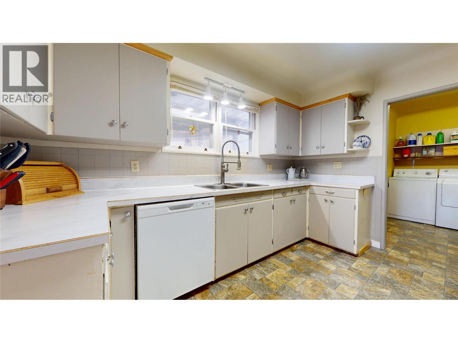 325 14 Avenue S - Image 11