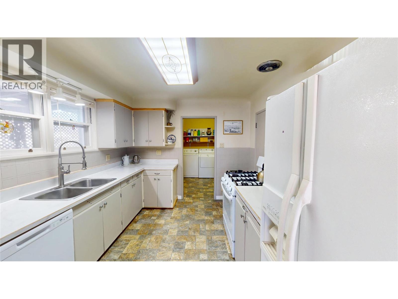 325 14 Avenue S - 10