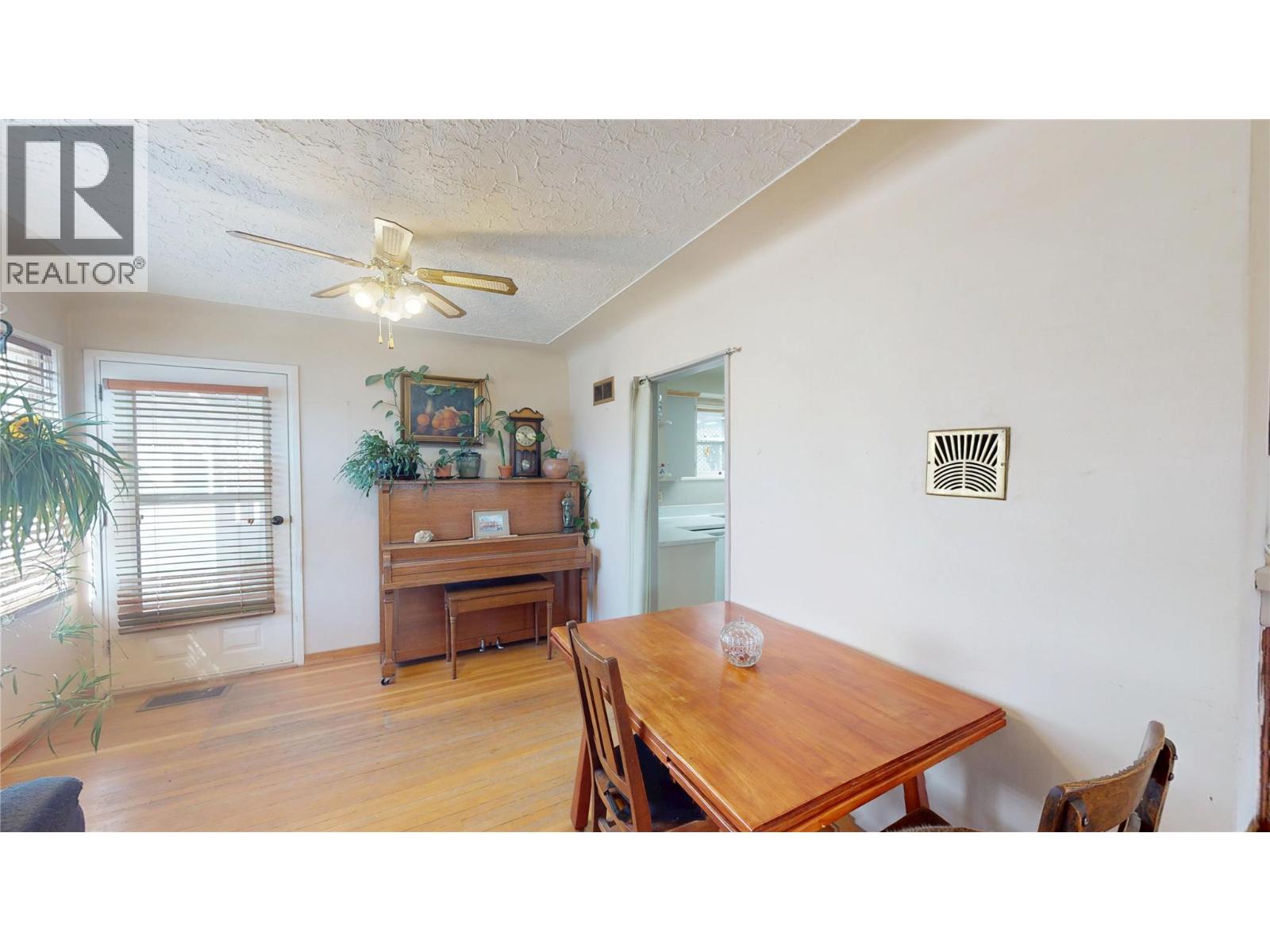 325 14 Avenue S - 8