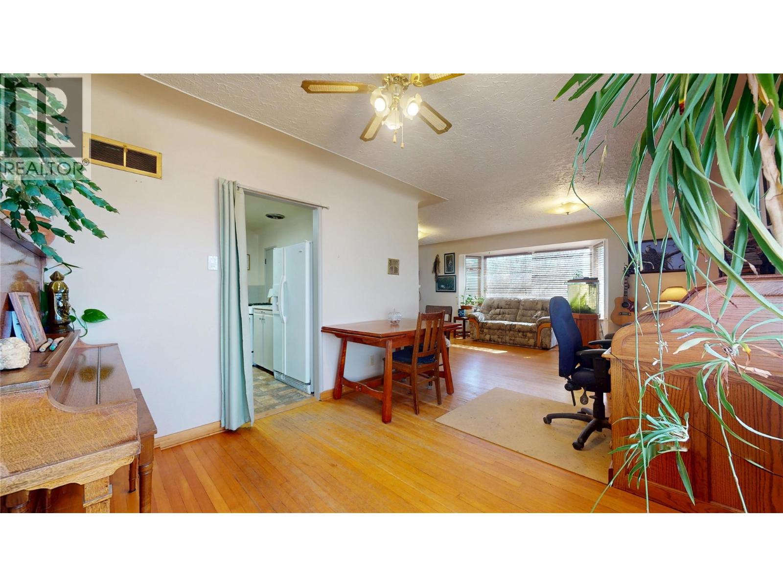 325 14 Avenue S - 9