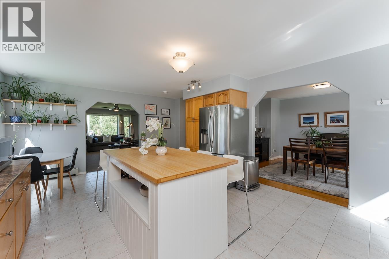 Photo 8 of 39 — 4076 EVA PLACE · Prince George, BC