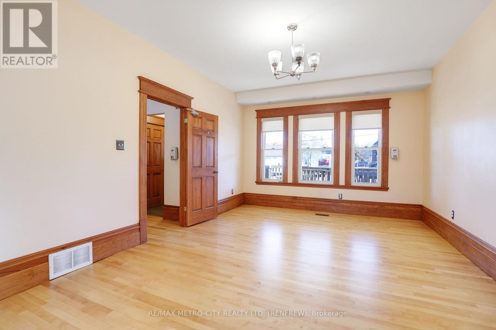 94 ARGYLE STREET N - 12