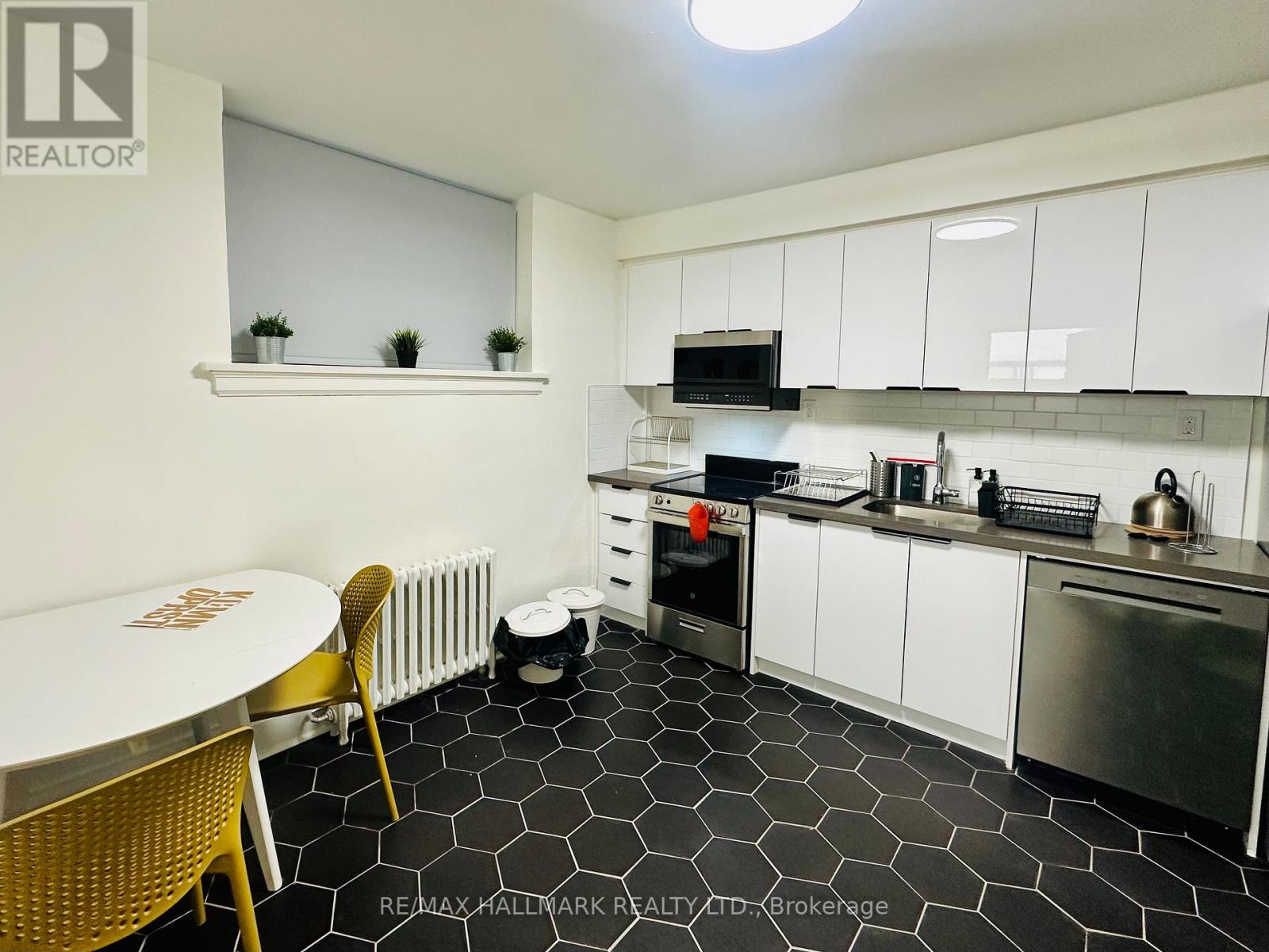 Listing photo of 7 - 597 ST CLAIR AVENUE W