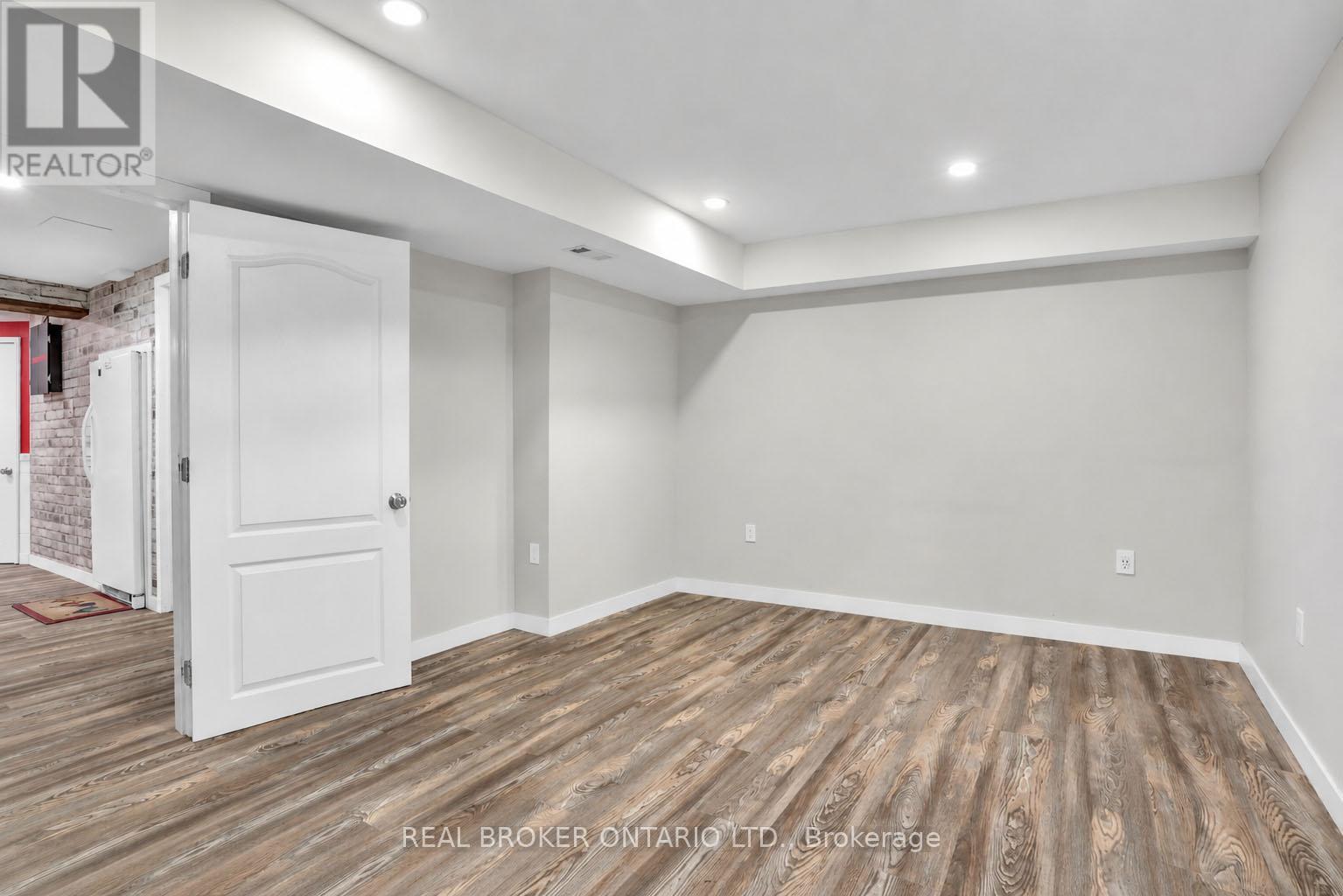 104 MOON DRIVE - 32