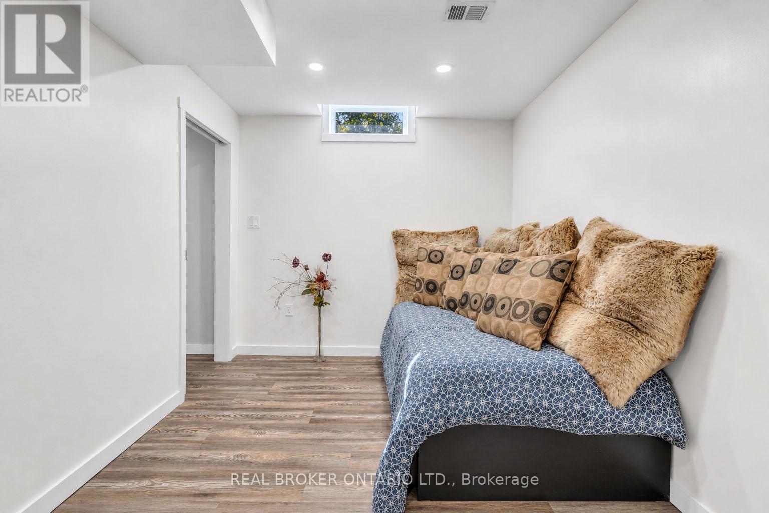 104 MOON DRIVE - 33