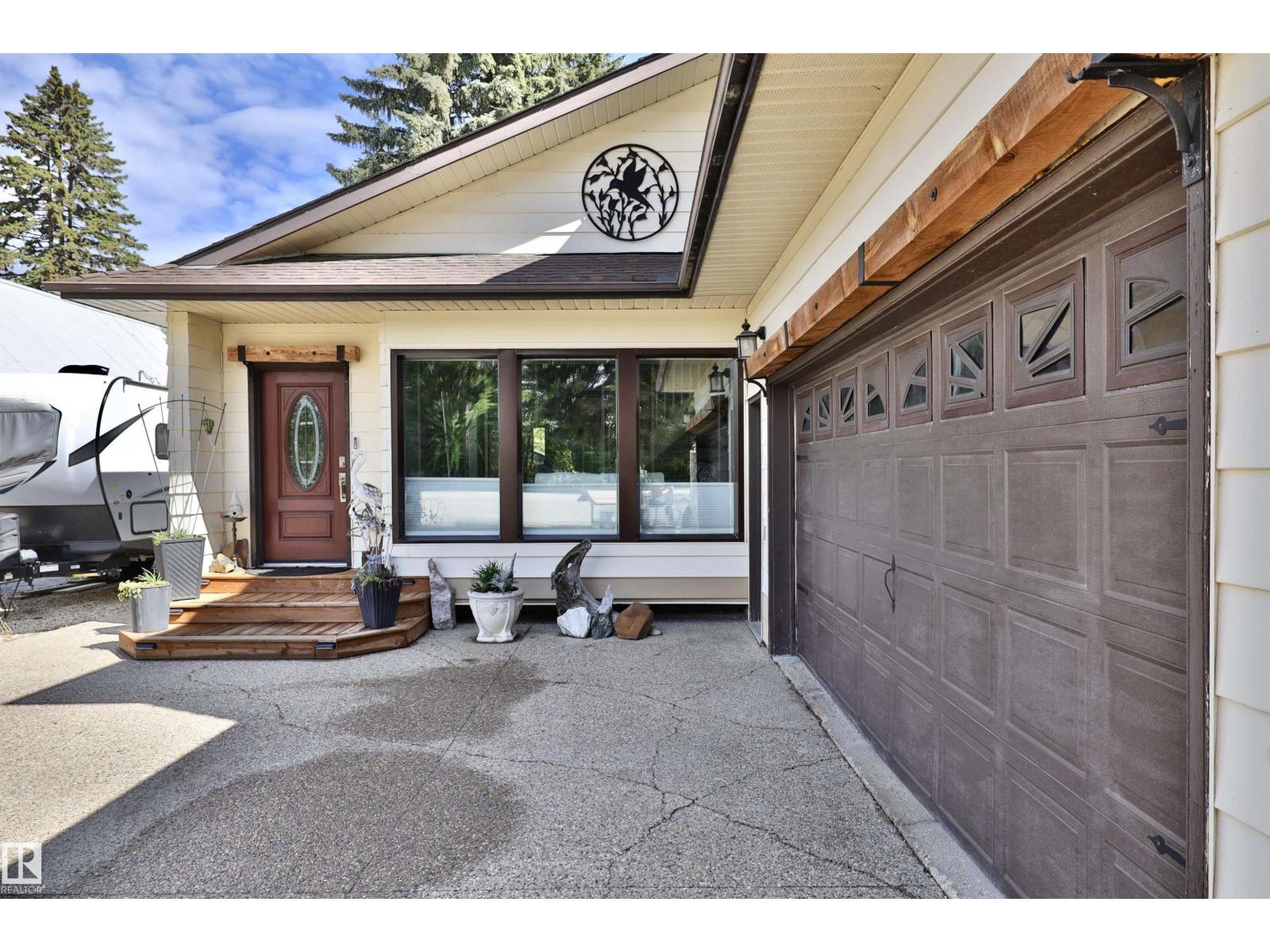 4652 50 AV — photo 16