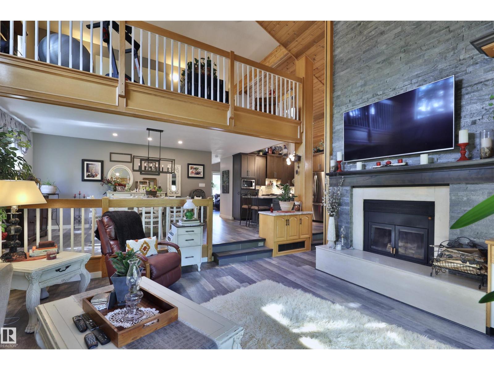 4652 50 AV — photo 35