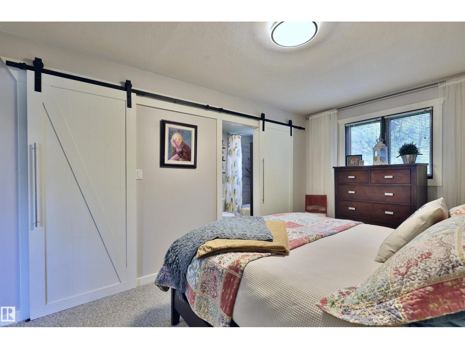 4652 50 AV — photo 39