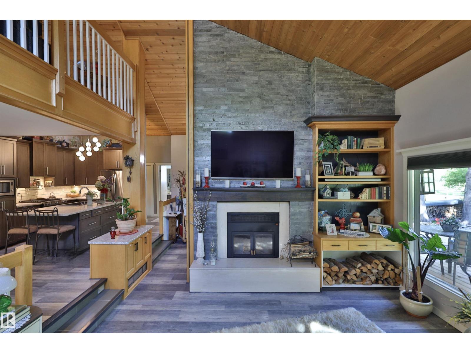 4652 50 AV — photo 32