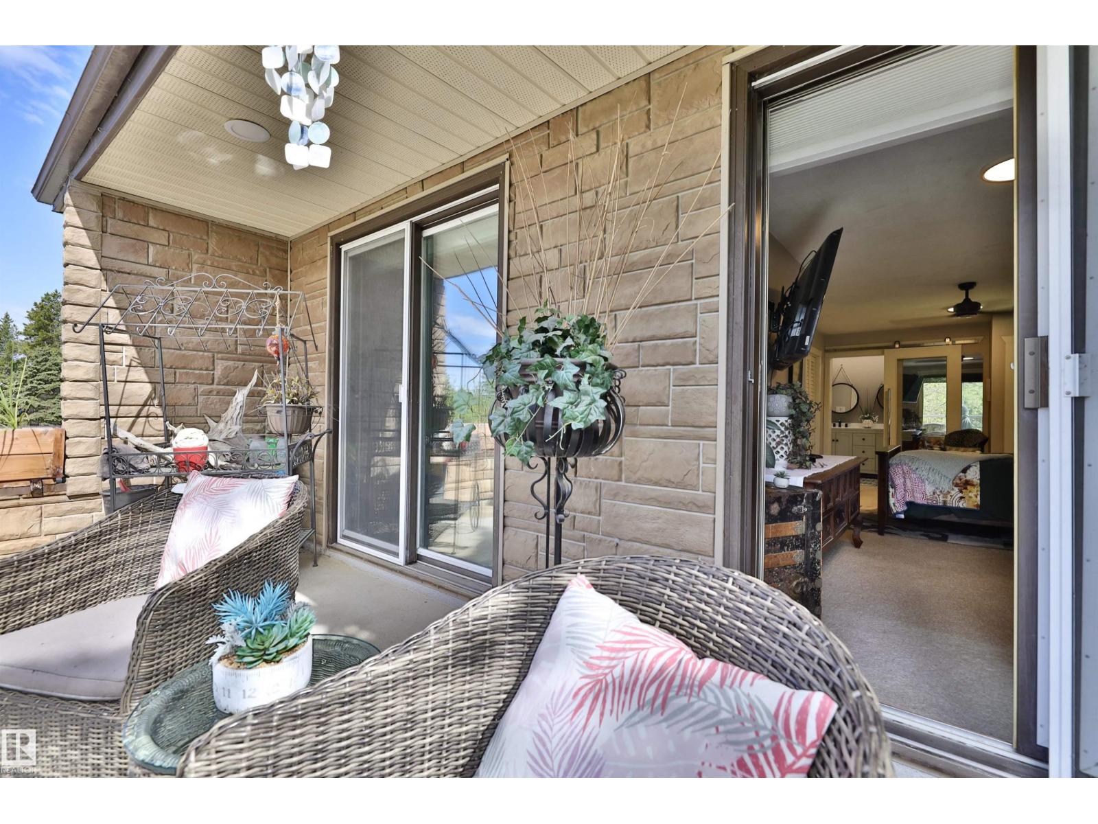 4652 50 AV — photo 52
