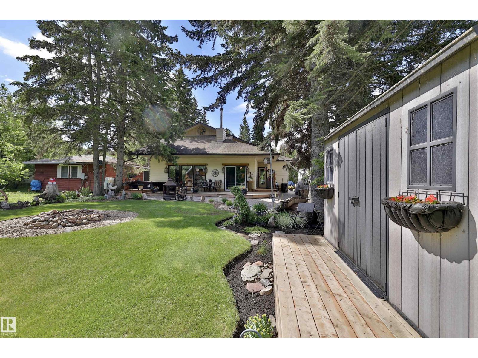 4652 50 AV — photo 9
