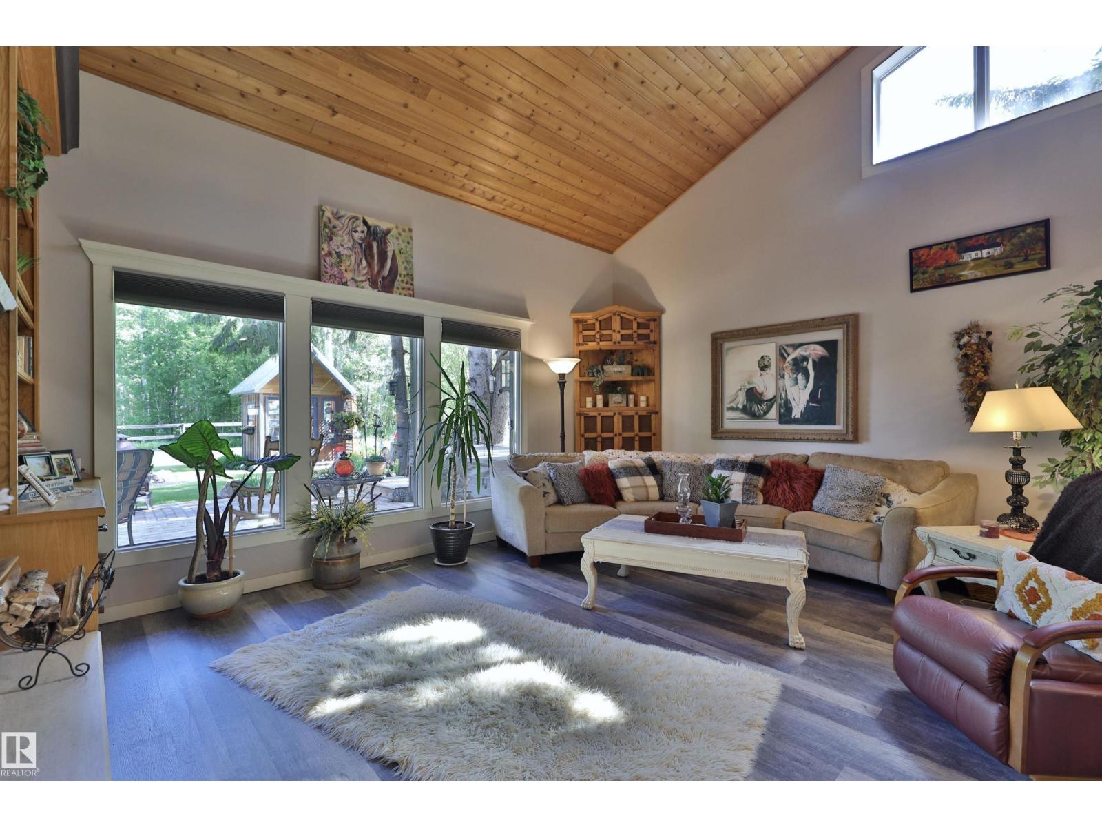 4652 50 AV — photo 31