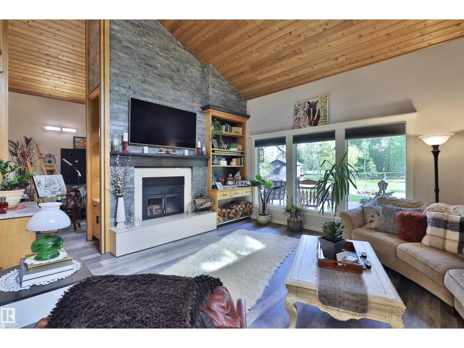 4652 50 AV — photo 33