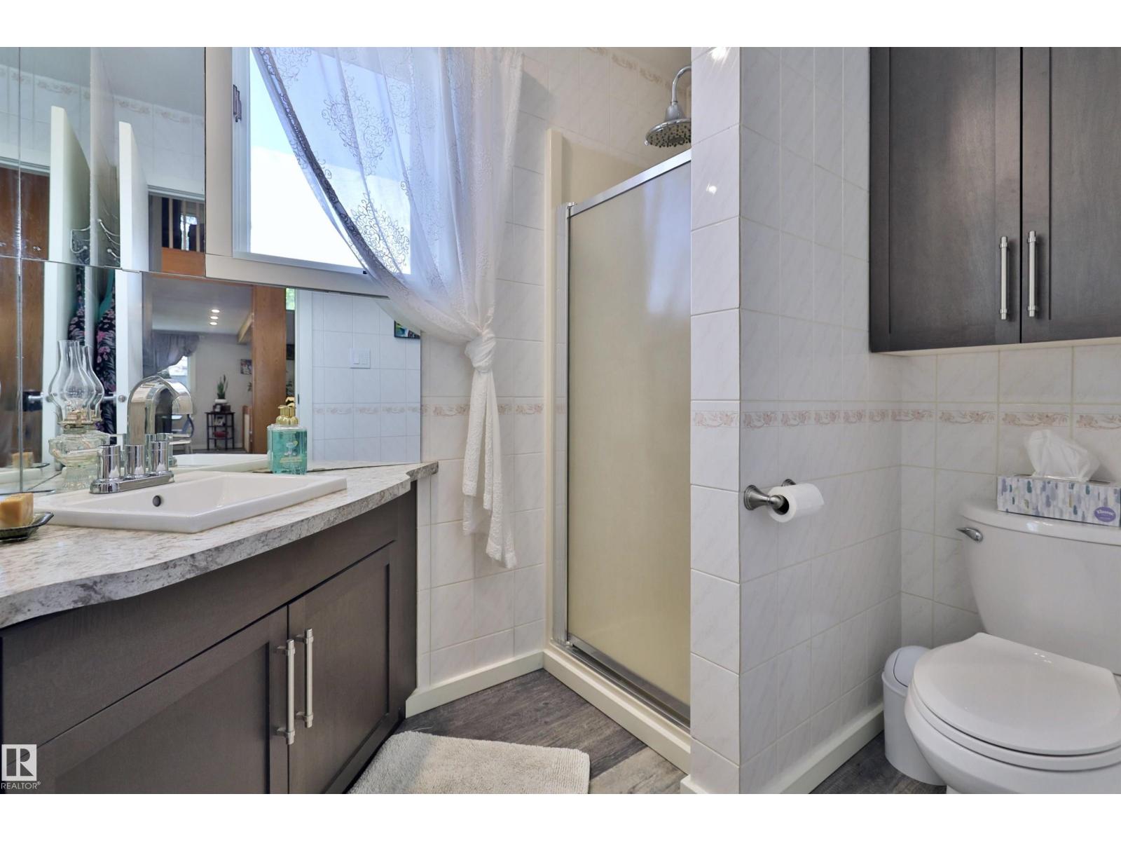 4652 50 AV — photo 36