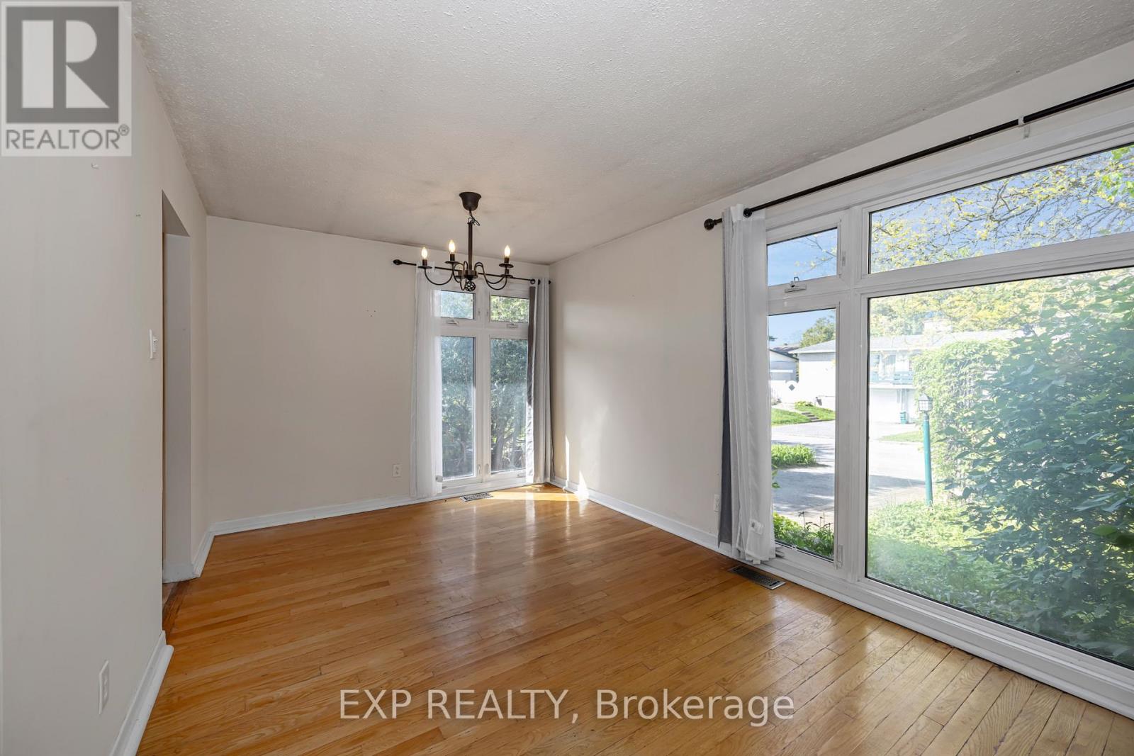3 Bed, 2 Bath House for Rent in Ottawa – 21 SOUTHVIEW CRESCENT, Ottawa – MLS# X13211740 - Image 2