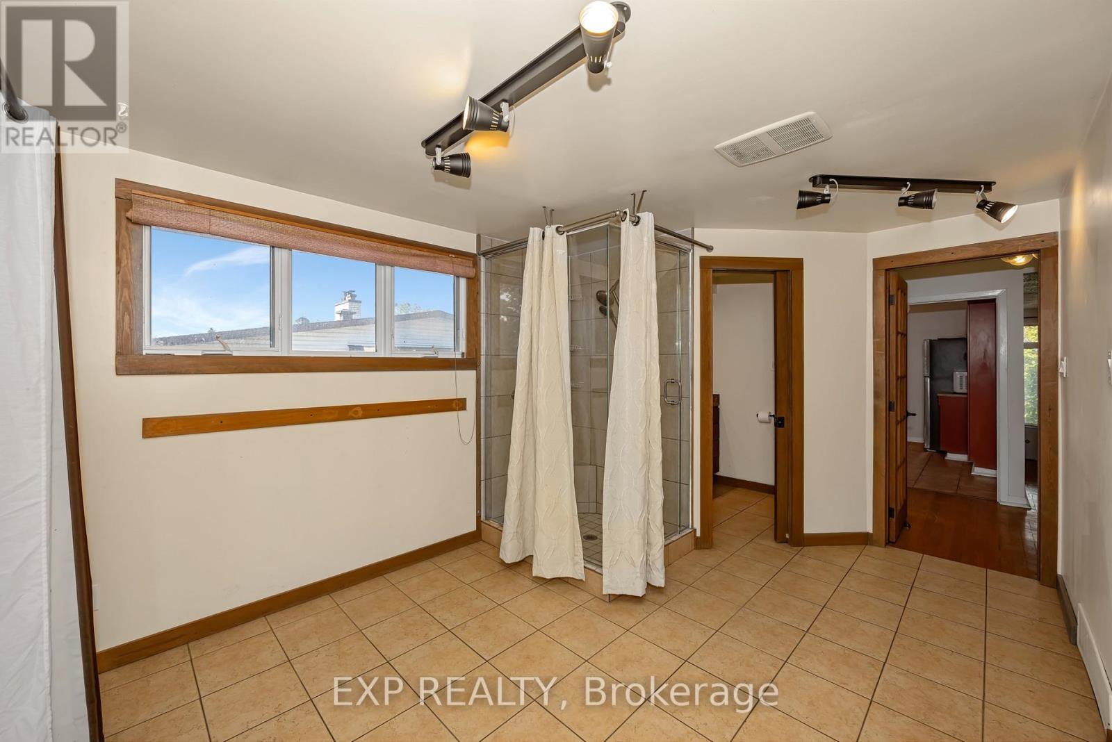 3 Bed, 2 Bath House for Rent in Ottawa – 21 SOUTHVIEW CRESCENT, Ottawa – MLS# X13211740 - Image 37
