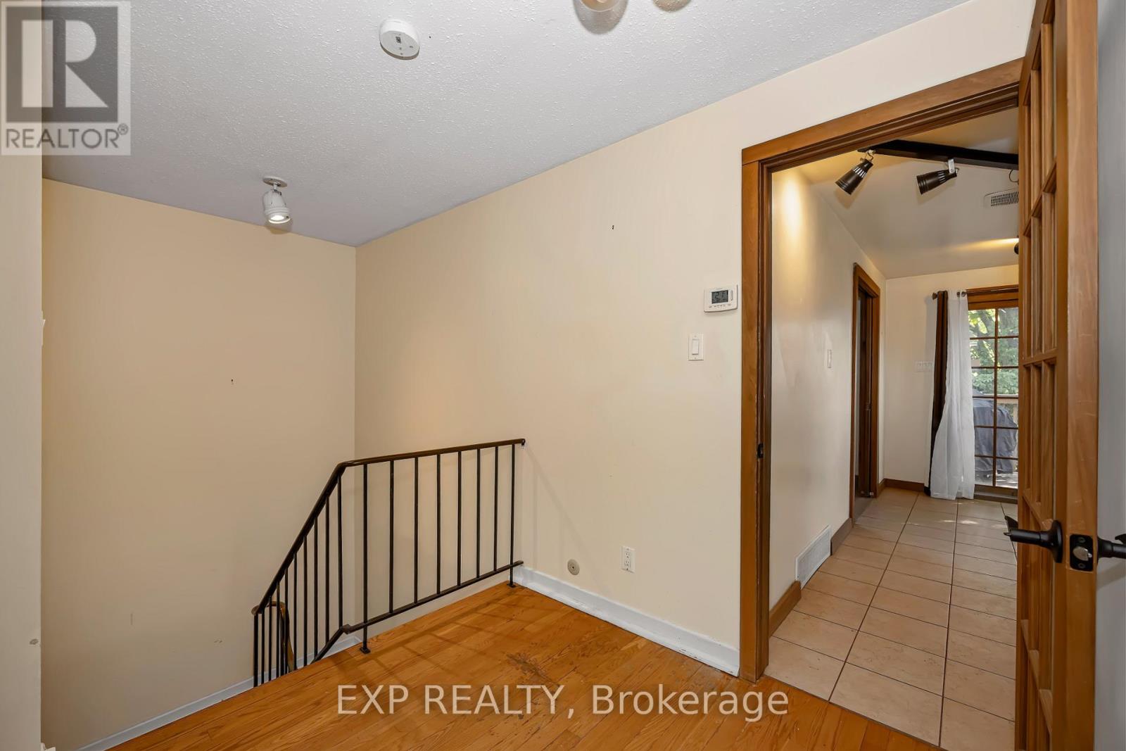 3 Bed, 2 Bath House for Rent in Ottawa – 21 SOUTHVIEW CRESCENT, Ottawa – MLS# X13211740 - Image 5