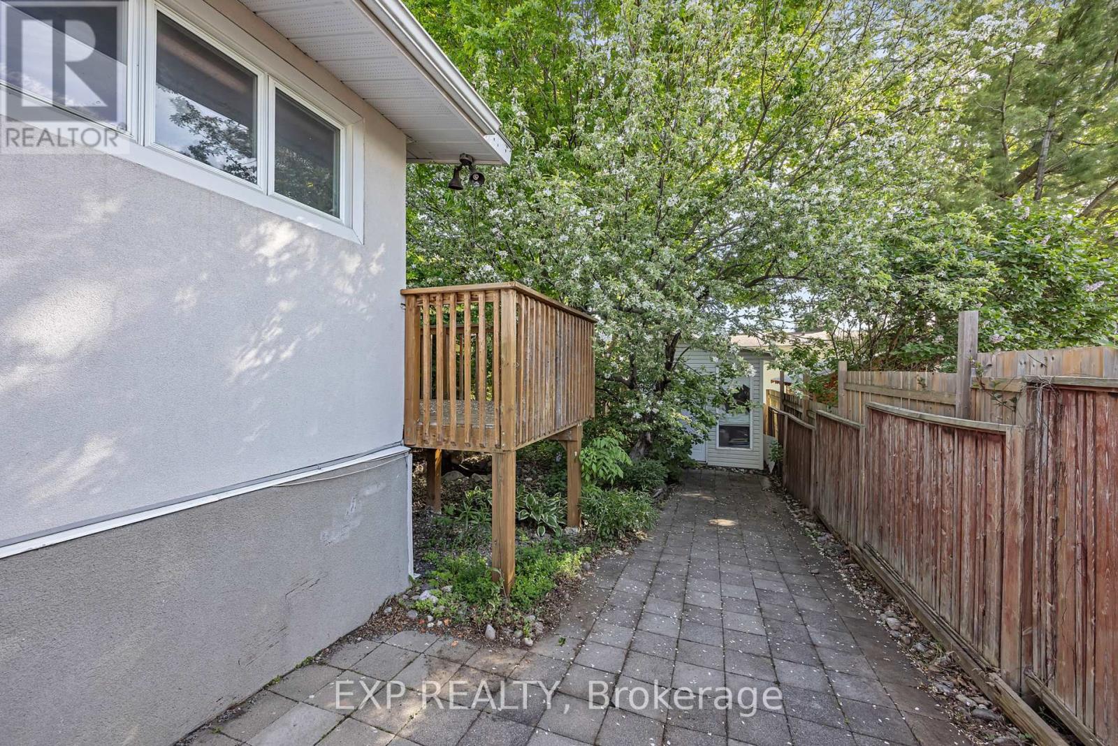 3 Bed, 2 Bath House for Rent in Ottawa – 21 SOUTHVIEW CRESCENT, Ottawa – MLS# X13211740 - Image 1