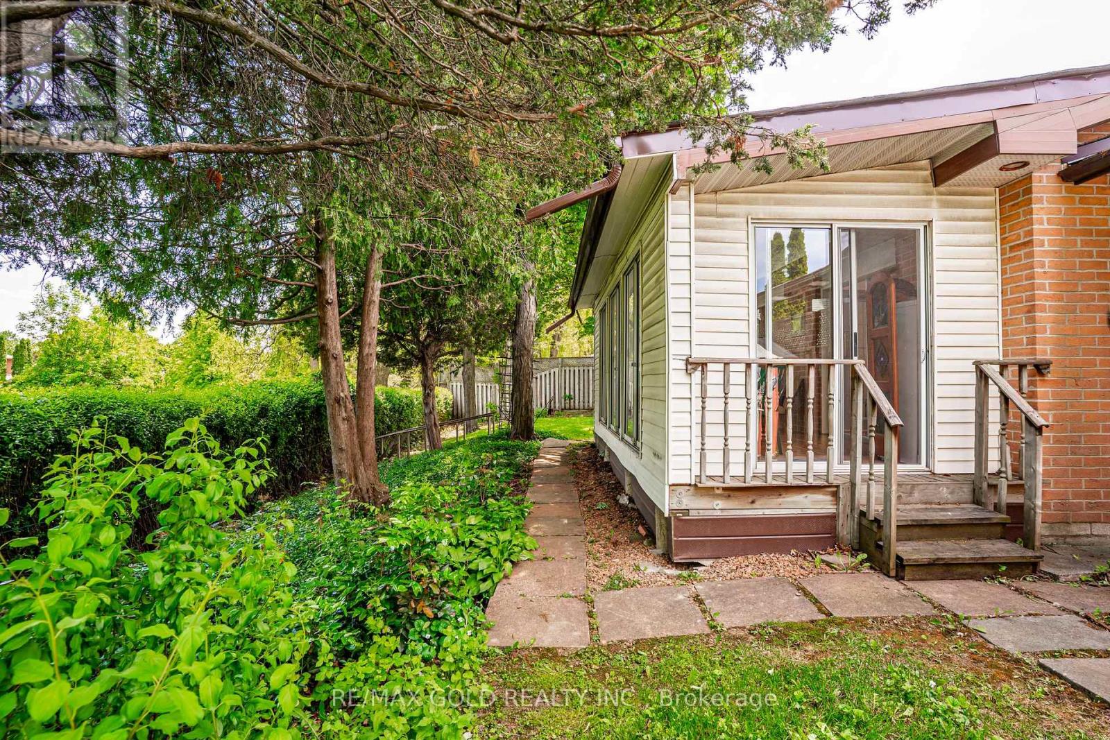 16 DONALDA PLACE - 43