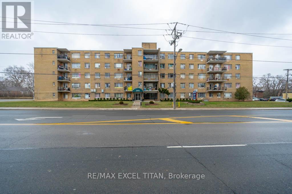 Listing photo of 111 - 2895 BATHURST STREET
