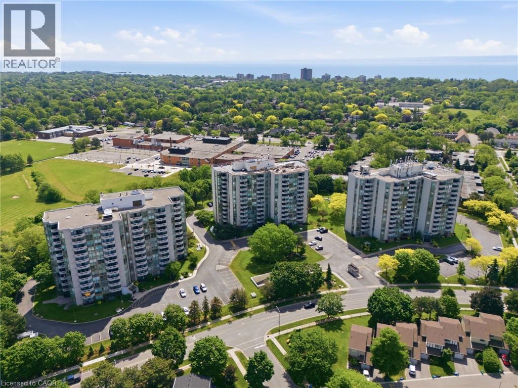Located in desirable Pinedale neighbourhood, close to Lake Ontario