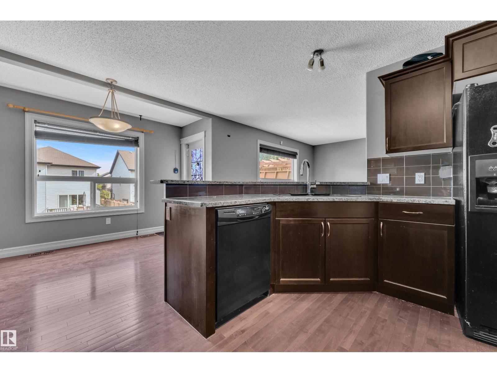 6116 11 AV SW — photo 11