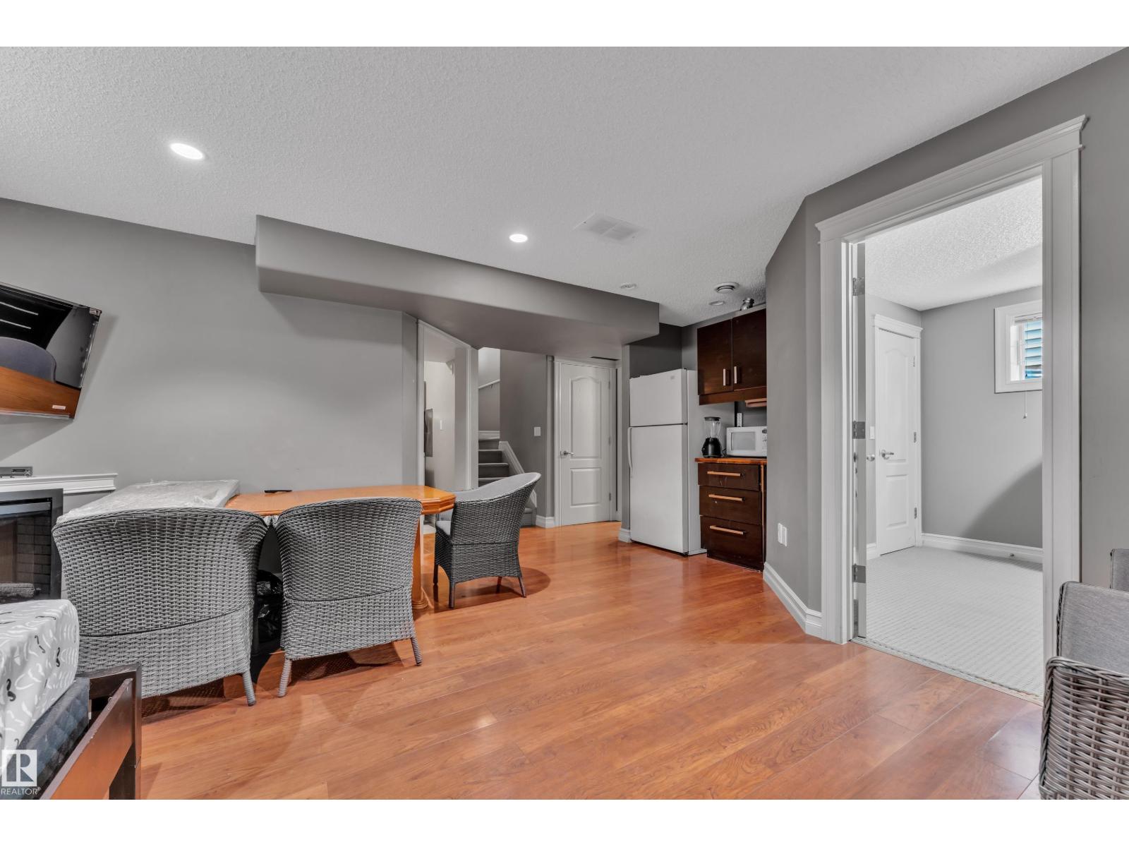 6116 11 AV SW — photo 31