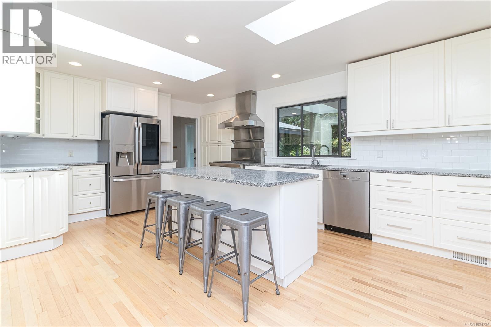 2660 MacDonald Dr E - 6