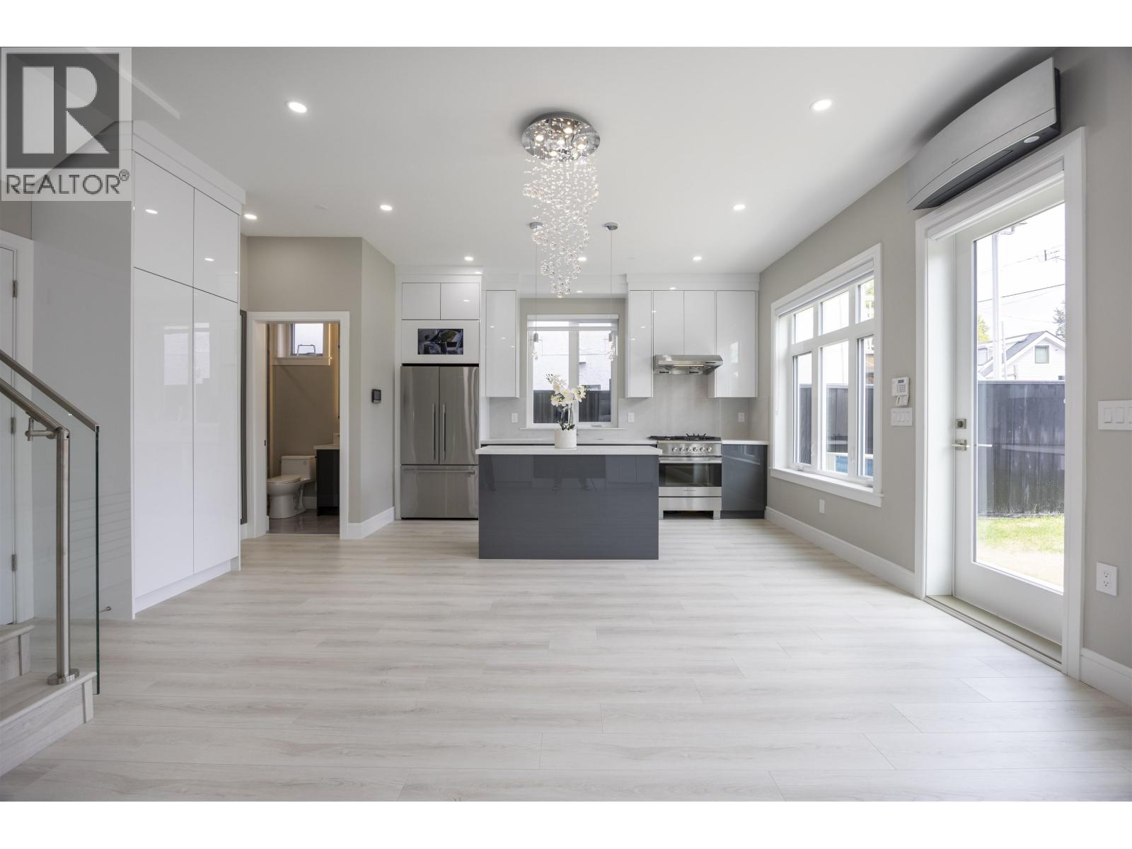 2 5808 LANARK STREET — photo 2