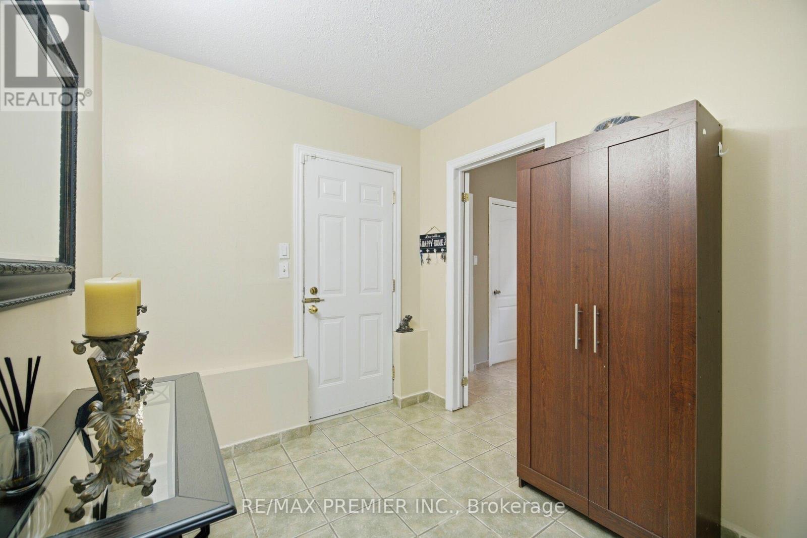 137 BLACKTHORN DRIVE - 24