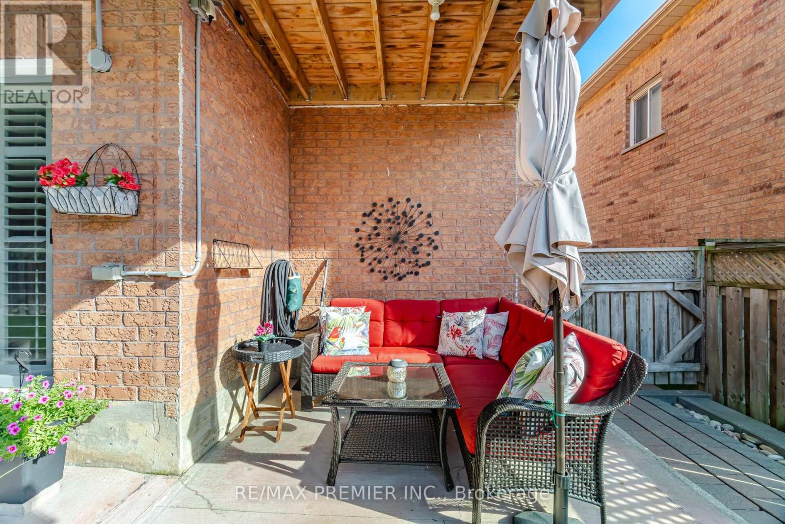 137 BLACKTHORN DRIVE - 33