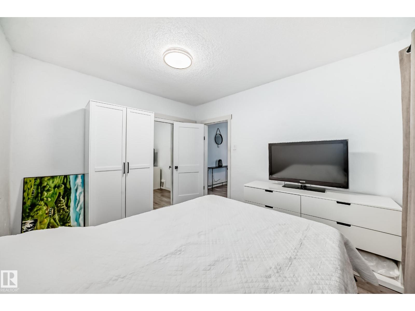 11429 89 ST NW - 15