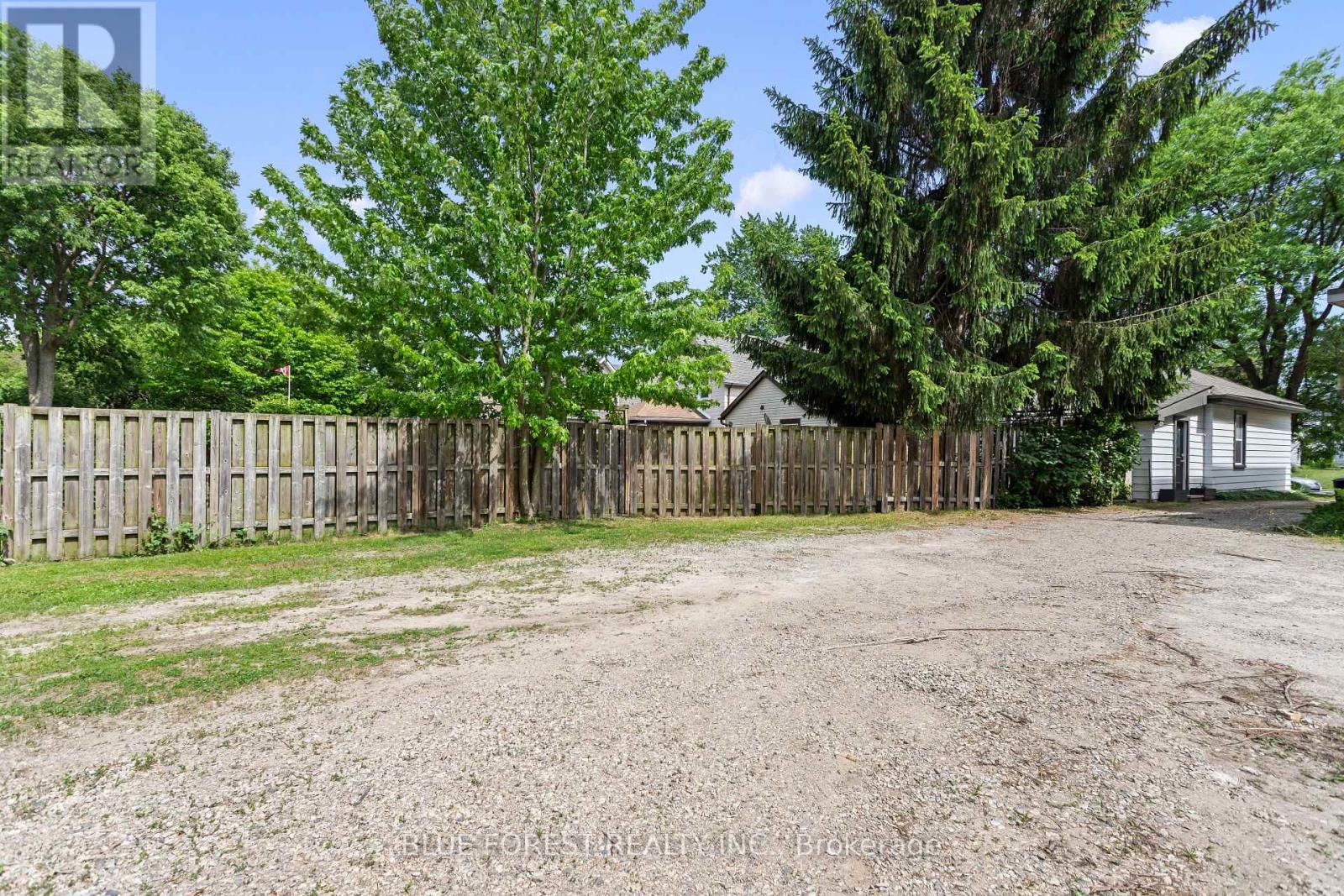 832 QUEENS AVENUE - 26