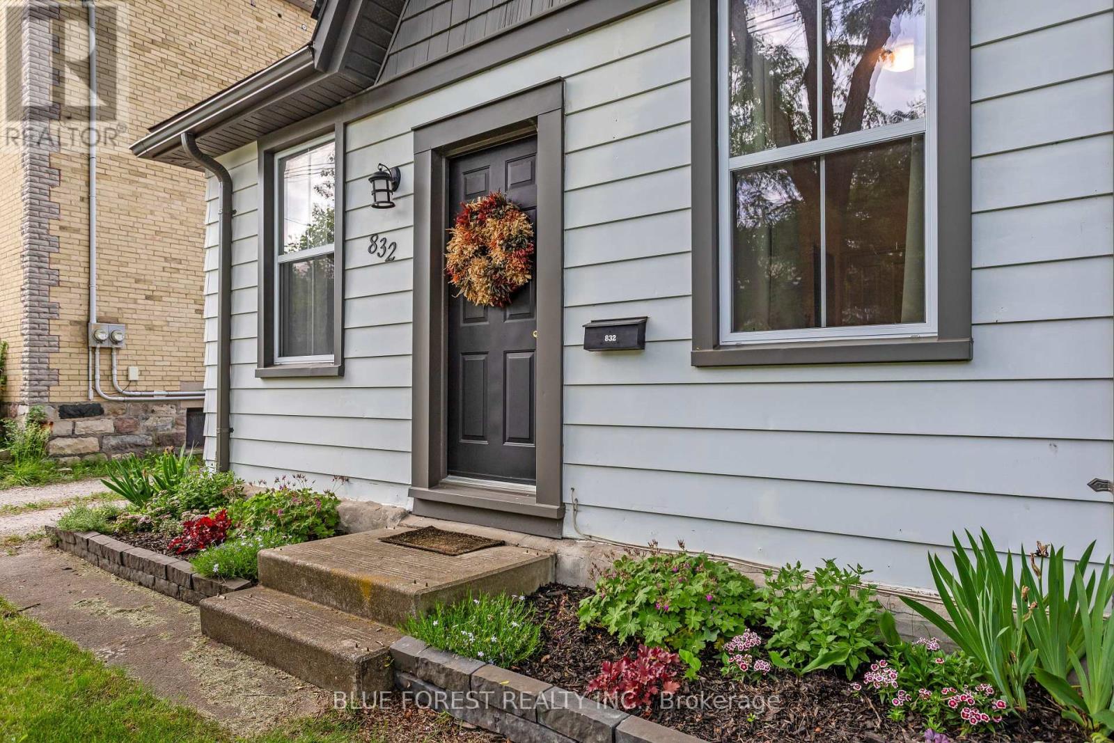 832 QUEENS AVENUE - 27