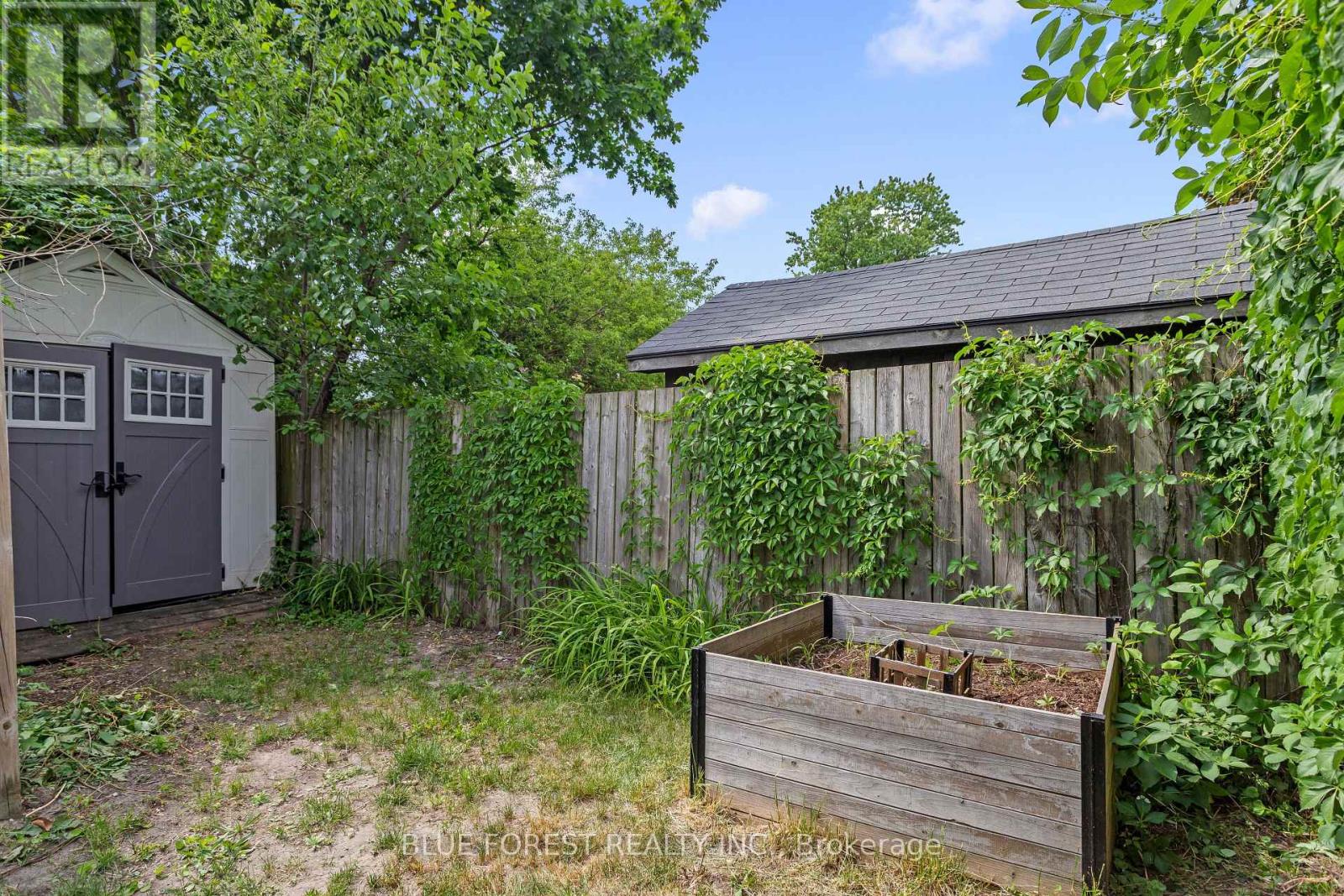 832 QUEENS AVENUE - 24