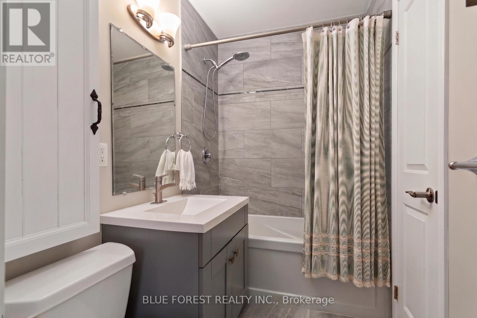832 QUEENS AVENUE - 16
