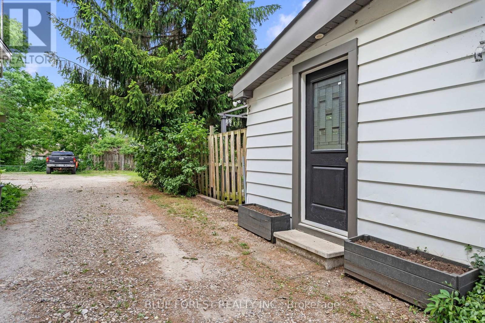 832 QUEENS AVENUE - 28