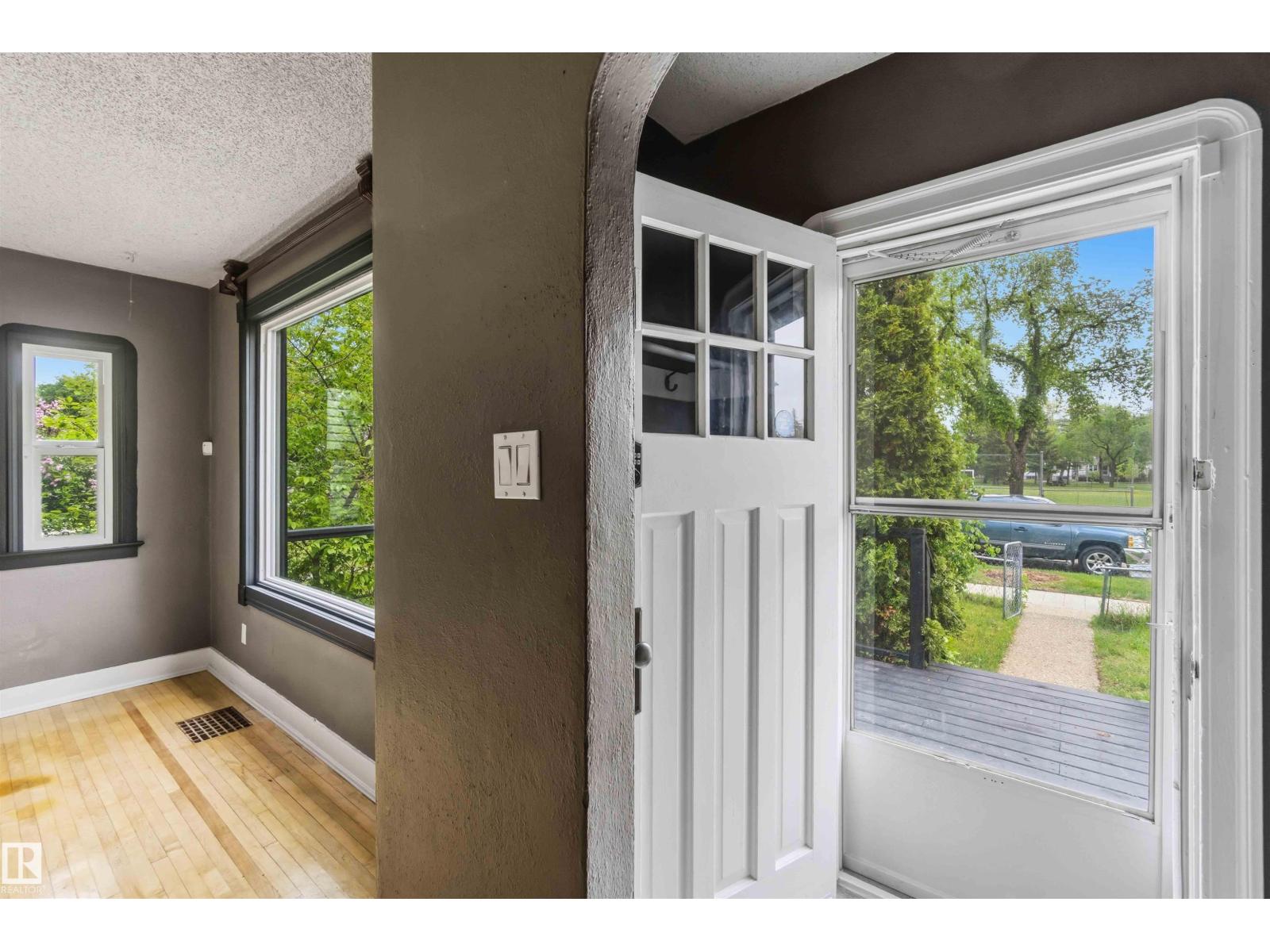 11842 93 ST NW - 9