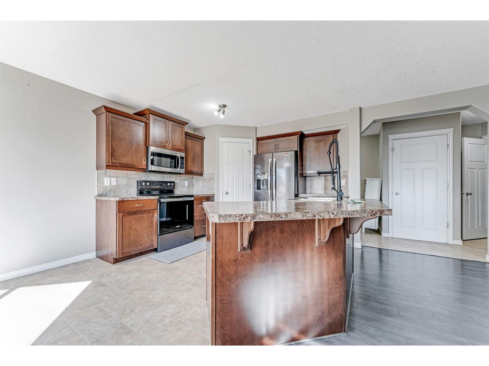 5928 12 AV SW — photo 34