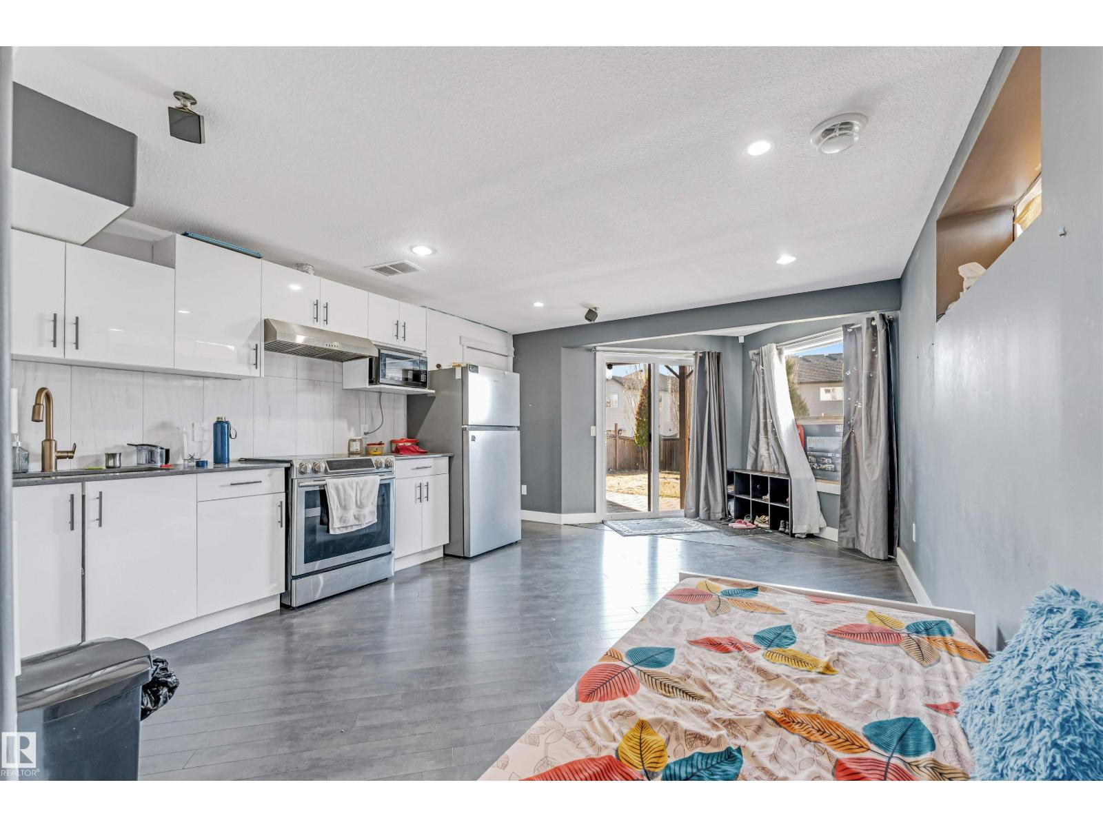 5928 12 AV SW — photo 38