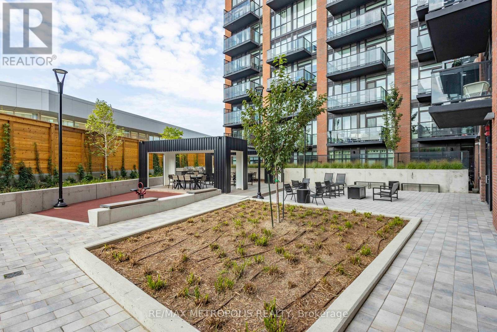 #407 2300 ST CLAIR AVENUE W - 16