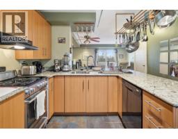 Balcony - 207 991 Cloverdale Ave, Saanich, BC V8X2T5 Photo 8