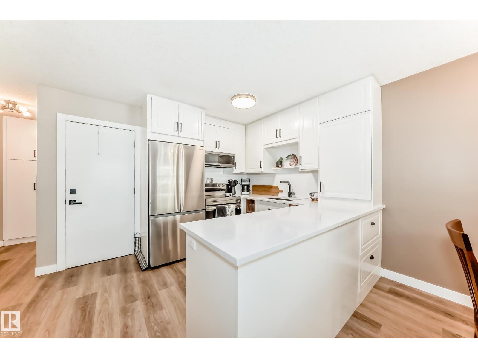10822 11 AV NW - 4
