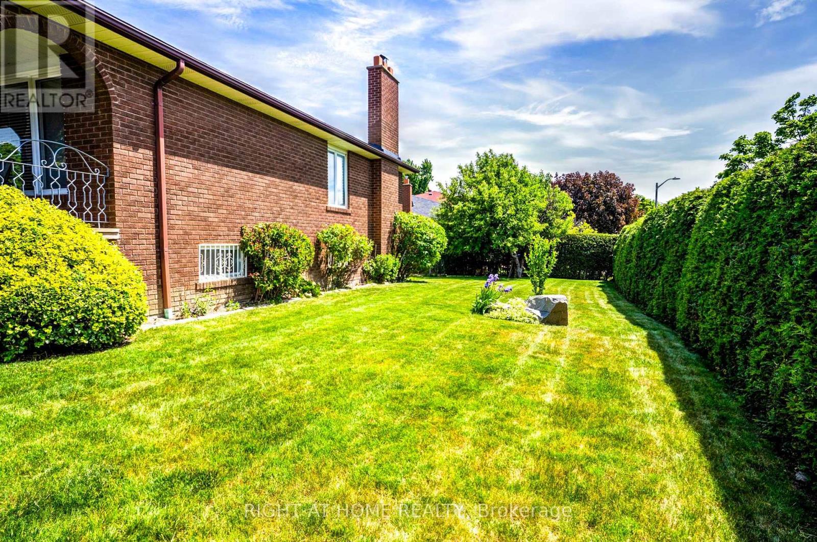 SIDE YARD WITH PRIVATE HEDGE