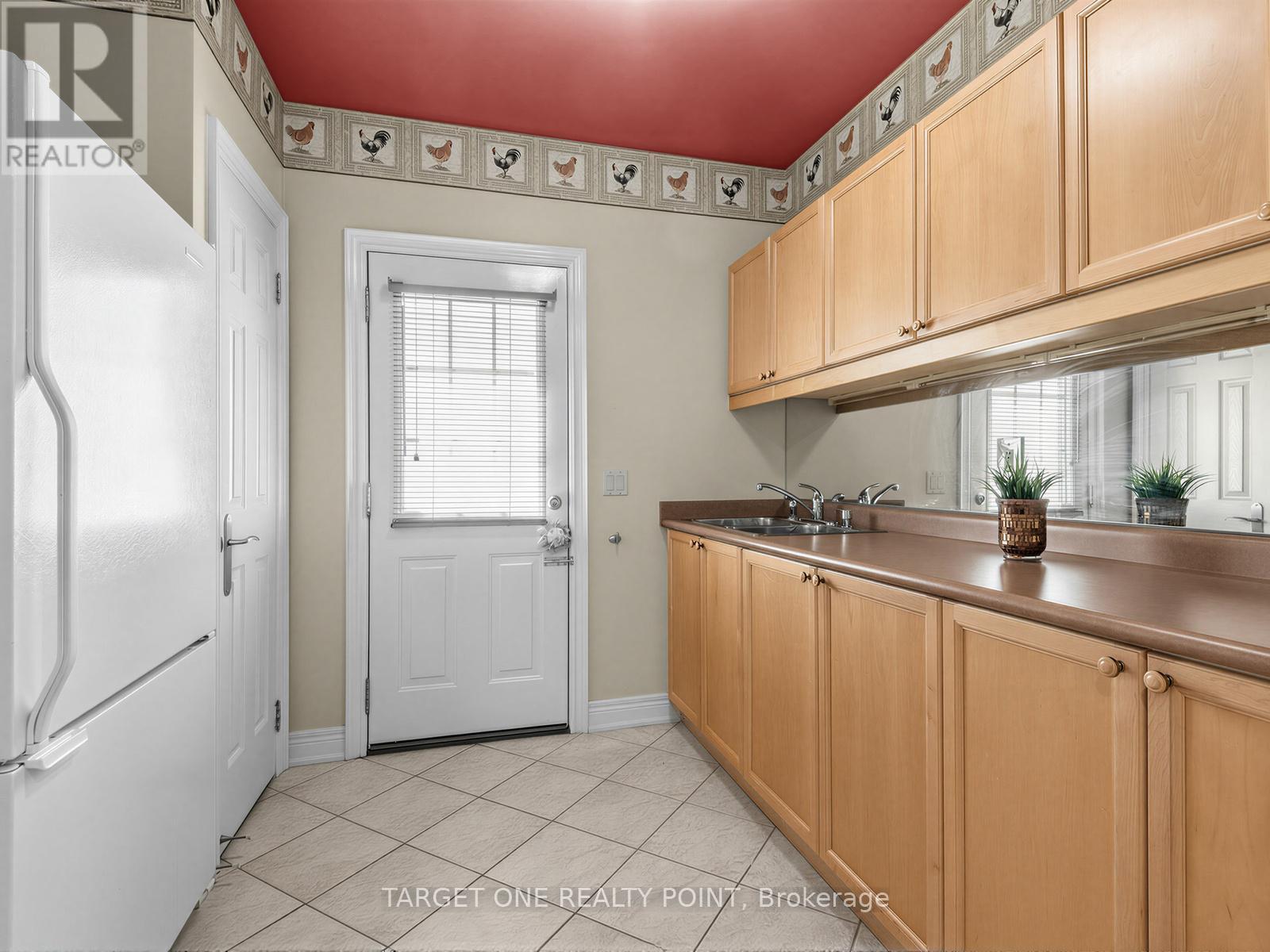 20 ORMSBY COURT - 19