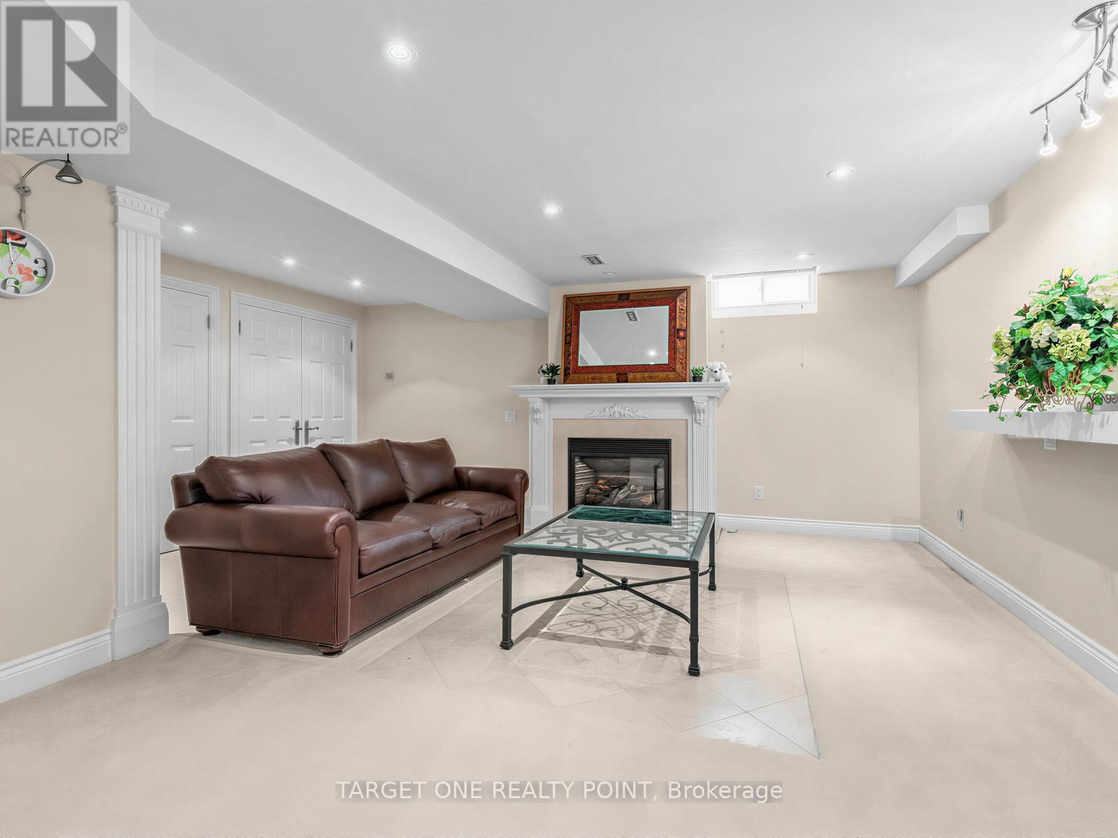 20 ORMSBY COURT - 38