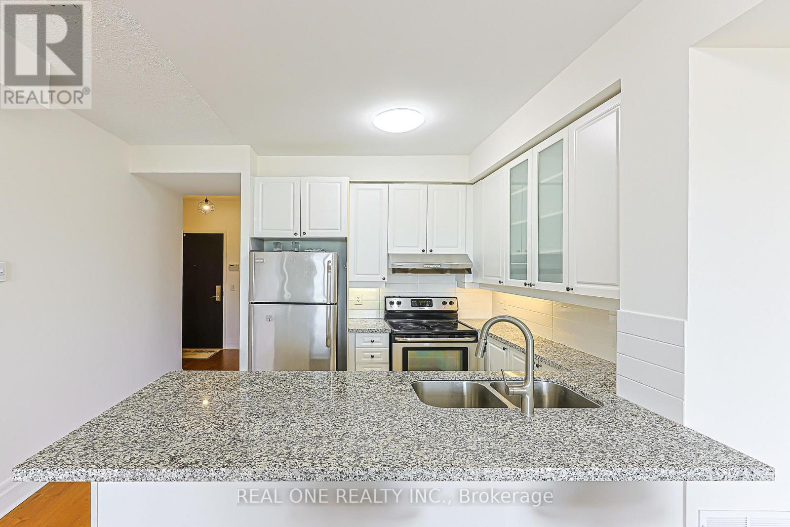 #214 111 UPPER DUKE CRESCENT - Image 13