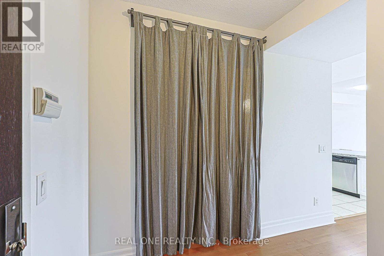 #214 111 UPPER DUKE CRESCENT - Image 21